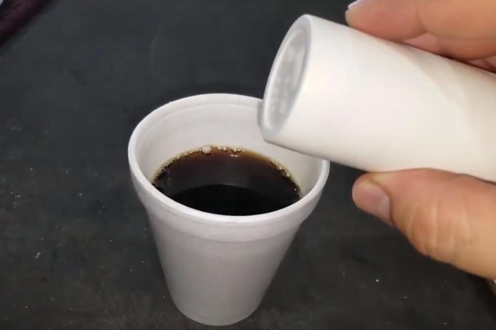 SIPAJTE 1 KAŠIČICU SOLI U KAFU I PROMEŠAJTE: Ovo je čista nauka, REZULTAT JE SJAJAN