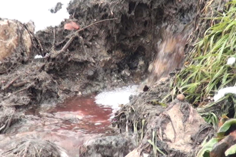 MEŠTANI SRPSKOG NASELJA STRAHUJU OD ZARAZE! Teku im KRVAVI POTOCI, smrad više NE MOGU DA PODNESU (FOTO)