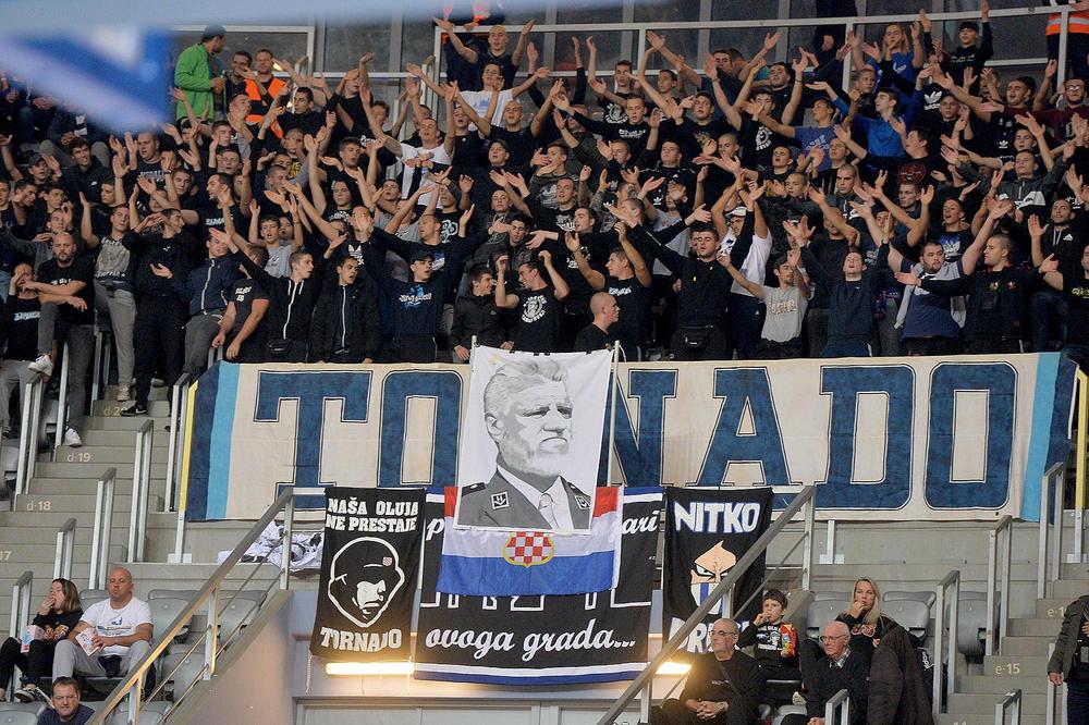 HRVATI BANANOM GAĐALI TAMNOPUTOG FUBALERA! Imitirali zvukove majmuna, nacionalizam i rasizam!