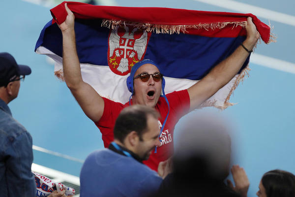 CELOM SVETU PRST U OKO: Fotka dana - ovaj Srbin je u centru pažnje na finalu Australije!