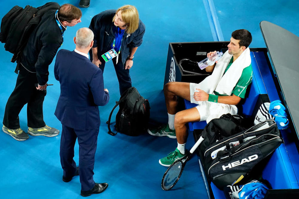 Novak Đoković se konsultuje sa lekarima tokom meča