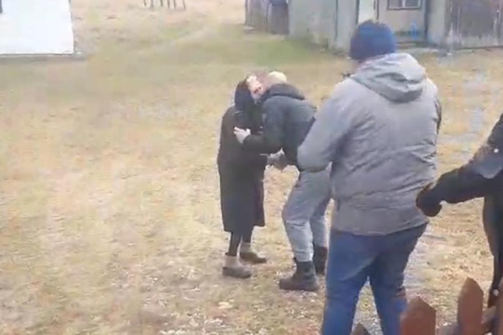STARA BAKA SA BOCOM RAKIJE DOČEKALA JE LJUDE IZ LITIJE: Ovaj snimak je raznežio SVE (FOTO) (VIDEO)