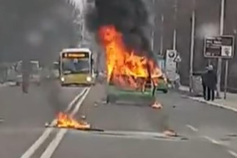 PAKAO NASRED ULICE! GORI VOZILO U POKRETU: Ljudi ne mogu da VERUJU šta se DOGAĐA (VIDEO)