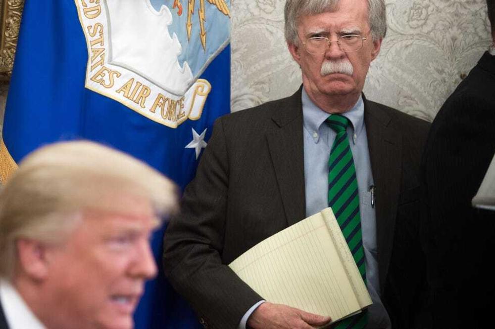 DA SAM SLUŠAO BOLTONA VEĆ BI BILI U SVETSKOM RATU! Donald TRAMP besan zbog KNJIGE BIVŠEG najbližeg SARADNIKA