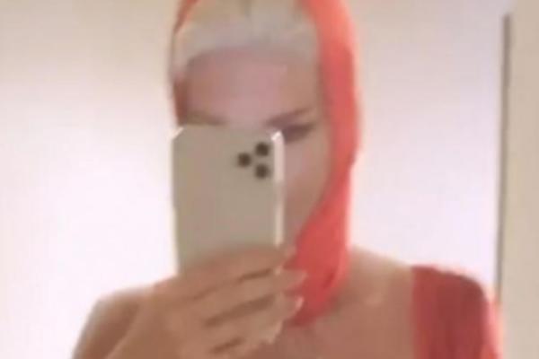 KARLEUŠA KAO SEKSI CRVENKAPA, PREPOLOVILA SE PA SE UVUKLA U DEČIJI KOSTIM: Njen izgled za nastup dugo će pamtiti!