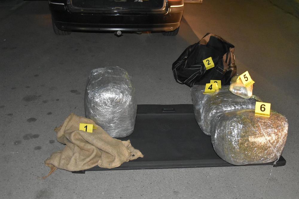 POLICIJA IM PRONAŠLA MARIHUANU, KOKAIN, AMFETAMIN, EKSTAZI I JOŠ NEŠTO: Pune ruke posla danas za MUP!