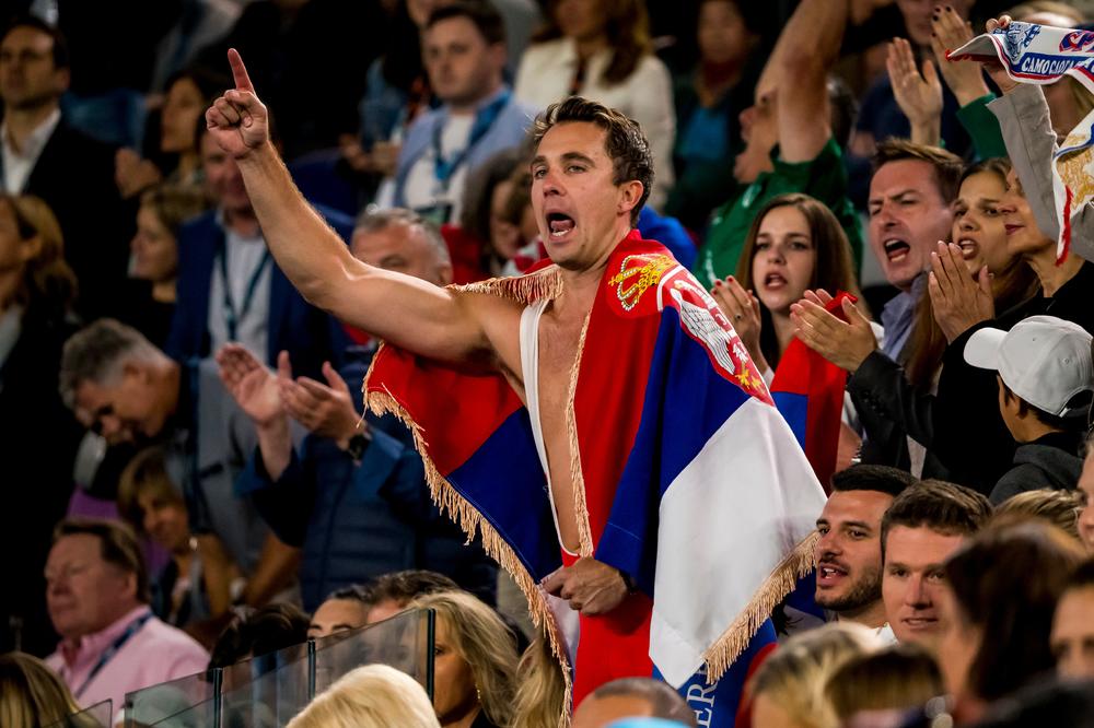 ON ĆE PRVI DOČEKATI ĐOKOVIĆA: Sâm sa srpskom zastavom nasred aerodroma u 2 ujutro - AUSTRALIJANCI U ŠOKU! (FOTO)