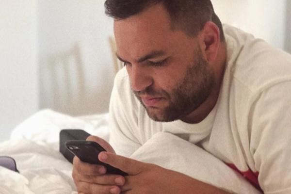 COBY U KREVETU SA STARIJIM MUŠKARCEM, POKRIVENI ĆEBETOM! Ko bi ovo mogao da bude? (FOTO)