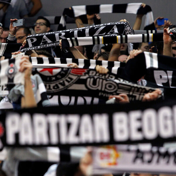 GROBARI UZ NAROD KOJI SE BORI PROTIV OTIMANJA SVETINJA: S leve obale Dunava stižu jasne poruke kroz srpske trobojke