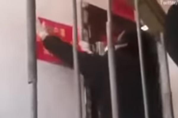 ŽENA VRIŠTI DOK JOJ STAN BLOKIRAJU METALNIM ŠIPKAMA: Ovako policija VUHANA postupa sa ZARAŽENIMA (VIDEO)