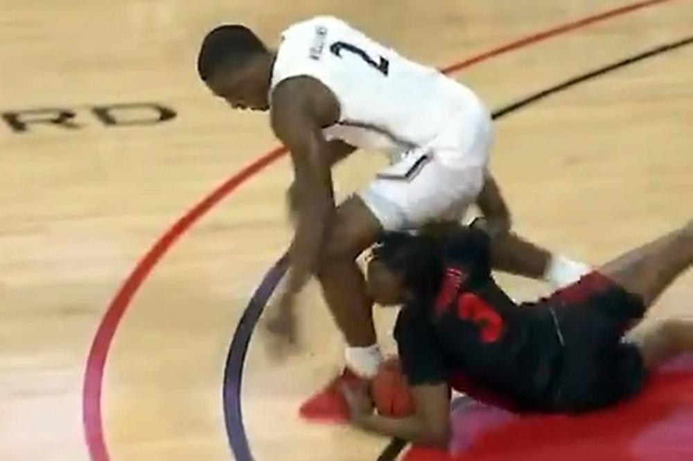 IGRAČ HJUSTONA UGRIZAO PROTIVNIKA ZA NOGU USRED UTAKMICE: Odmah je isključen i suspendovan iz kluba!