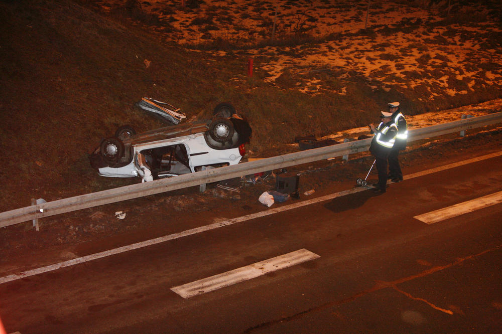 HOROR KOD ADE CIGANLIJE: Jeziv SUDAR, AUTOMOBIL se izvrnuo na KROV od UDARCA, SAOBRAĆAJ potpuno OBUSTAVLJEN!