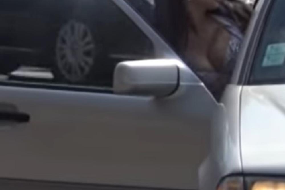 POJAVILA SE IVANA SIRENA BEZ GAĆA! Izlazila iz auta, a onda je sevnula CICA MACA! (VIDEO)