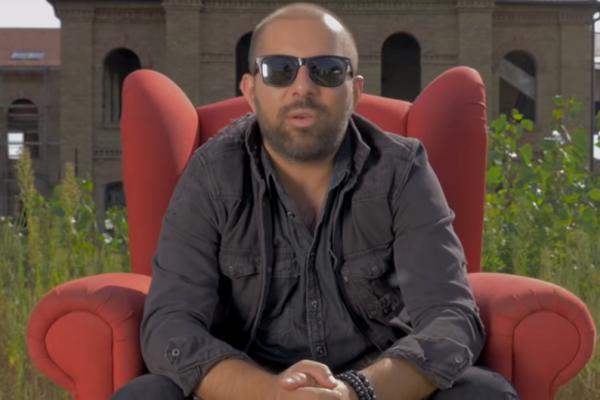 OVO JE SIN NAJBOLJEG PEVAČA SA OVIH PROSTORA! Ubija kako peva, a šokiraćete se kad saznate KO JE!