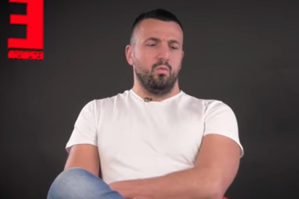 TOMOVIĆ UHVAĆEN KAKO OVU DEVOJKU DRŽI ZA RUKU! Ne odvaja se od nje ni na MINUT pred ulazak u ZADRUGU