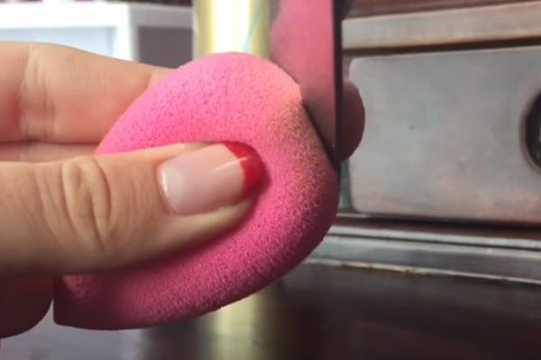 Trik koji je oduševio žene: Kako da istresete i poslednju kap pudera iz bočice