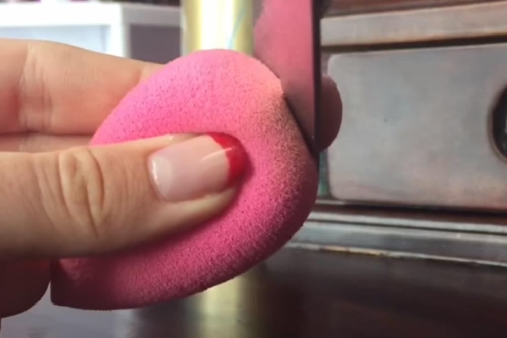 REŠILA JE DA ISEČE SUNĐER ZA ŠMINKU: Kad je videla šta je u sredini, POZLILO JOJ JE (VIDEO)