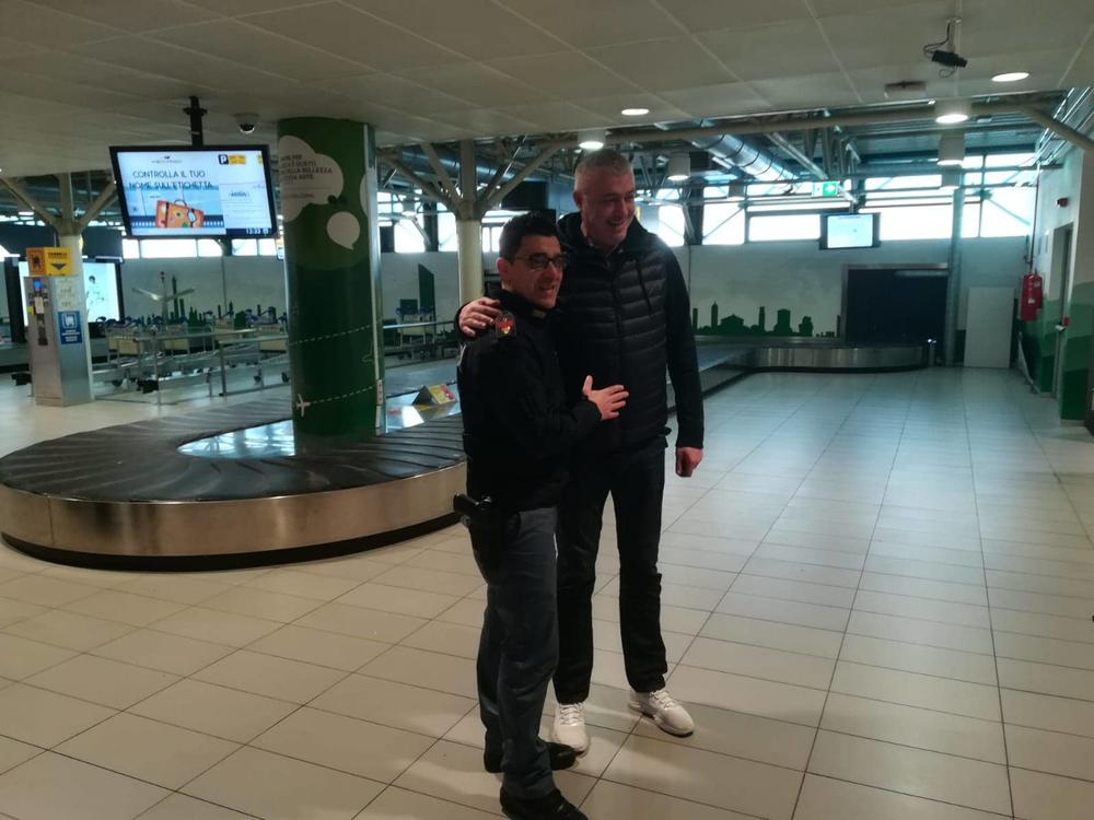 Radnik obezbeđenja na aerodromu se fotografisao sa Danilovićem