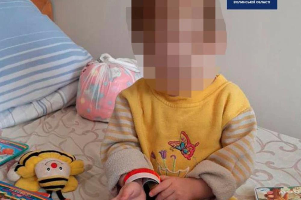 DEVOJČICA PRONAĐENA NA HLADNOĆI, SAMO U MAJICI I VEŠU: Roditelji pored nje ostavili BOČICU, a u njoj se krio UŽAS!