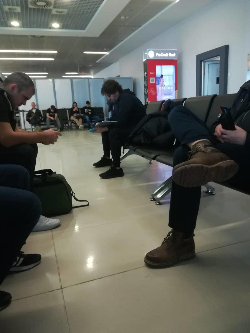 Andrea Trinkijeri gleda snimke s derbija na aerodromu