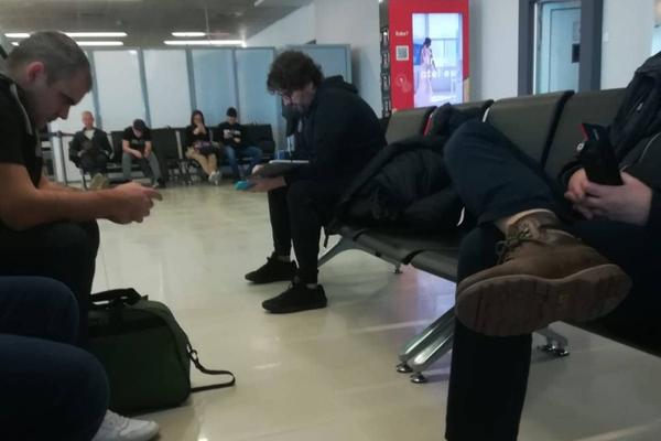 ŠTA RADI TRINKIJERI DOK ČEKA NA AERODROMU?! Gleda snimke s derbija i analizira greške koje su igrači pravili!