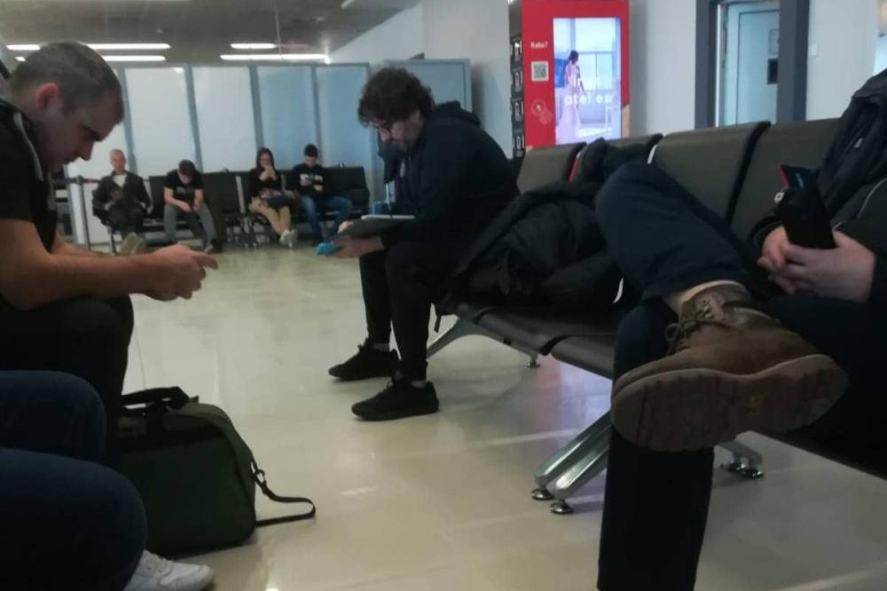 ŠTA RADI TRINKIJERI DOK ČEKA NA AERODROMU?! Gleda snimke s derbija i analizira greške koje su igrači pravili!