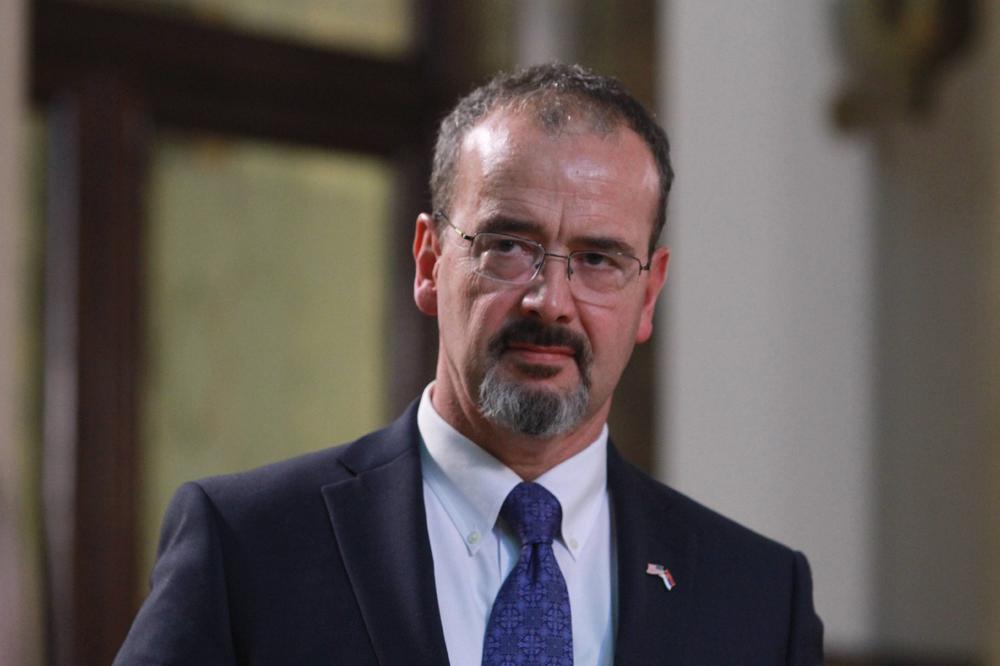AMERIČKI AMBASADOR U SRBIJI OCENIO MERE SRPSKE VLADE: Da li ste očekivali ovakve reči?