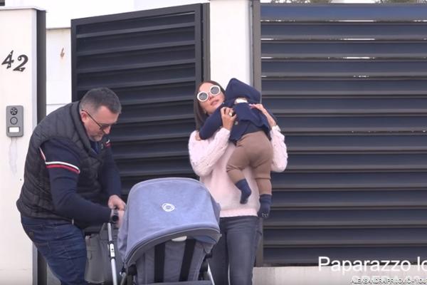 ALEKSANDRA PRIJOVIĆ USLIKANA SA SINOM ISPRED KUĆE: Uskoro slave 1. ROĐENDAN, mali Aleksandar RAZNEŽIO SVE!