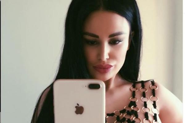 NAŠA PEVAČICA POLIVA SVOJE GOLO SEKSI TELO! Indi objavila potpuno NEPRIKLADAN SNIMAK za mlade! (VIDEO)