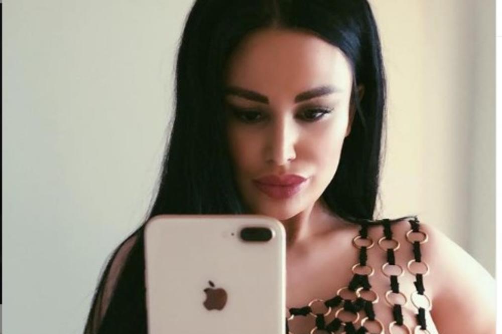 NAŠA PEVAČICA POLIVA SVOJE GOLO SEKSI TELO! Indi objavila potpuno NEPRIKLADAN SNIMAK za mlade! (VIDEO)