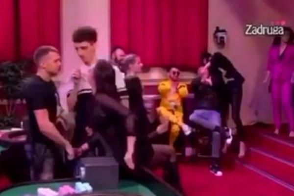 PRIVUKAO JE SEBI... Karić poljubio Maju Marinković, nije ODOLEO! (VIDEO)