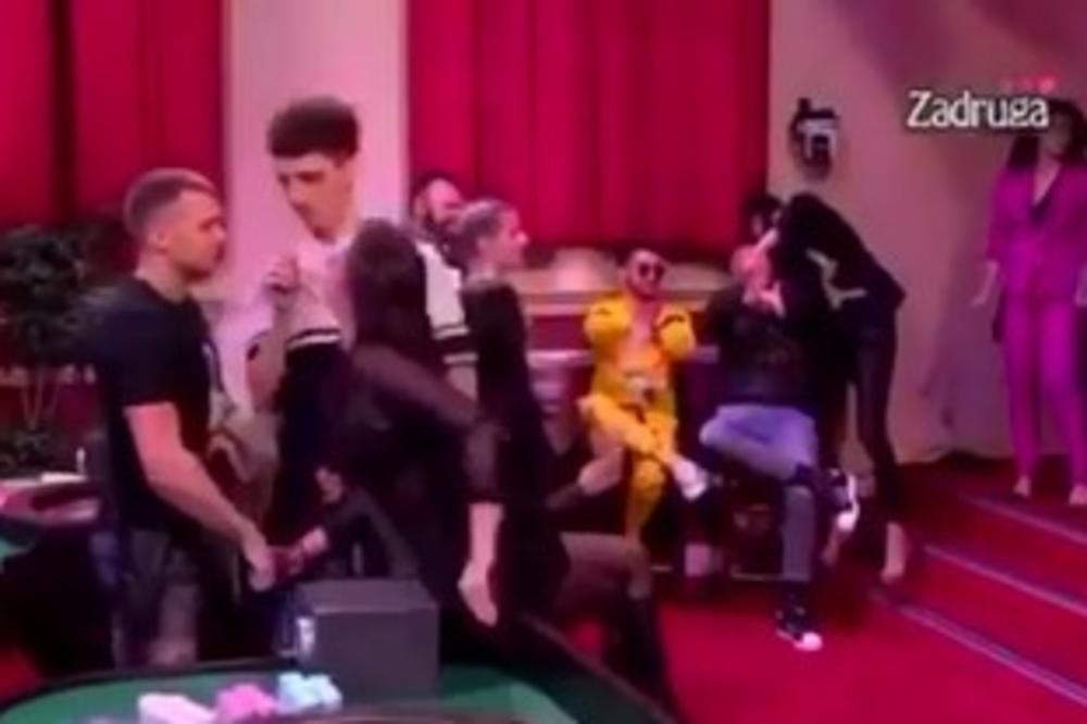 PRIVUKAO JE SEBI... Karić poljubio Maju Marinković, nije ODOLEO! (VIDEO)