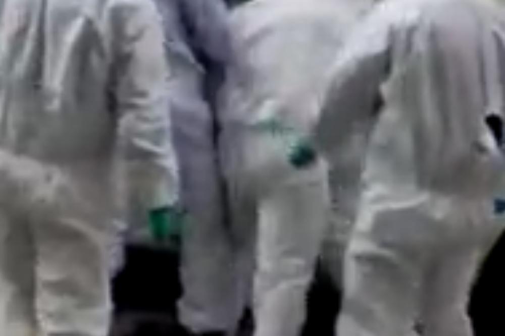 UZNEMIRUJUĆI PRIZOR: Čoveka u Kini strpali u kombi kako bi ga odveli u KARANTIN! (VIDEO)