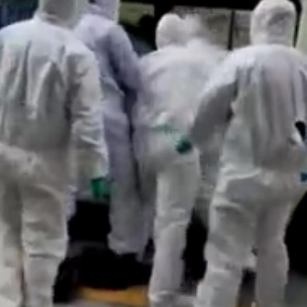 UZNEMIRUJUĆI PRIZOR: Čoveka u Kini strpali u kombi kako bi ga odveli u KARANTIN! (VIDEO)