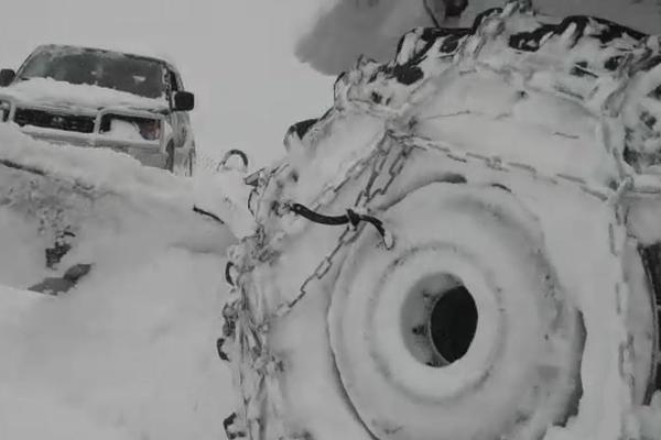LJUDI NA ZAPADU SRBIJE SE CELE NOĆI BORE SA SMETOVIMA: Sneg ne prestaje da pada, PUTEVI U BLOKADI (FOTO)