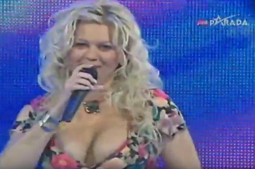 IZBAČENA IZ GRANDA KADA JE IZBIO SKANDAL VEKA: Pevačica je onda POBEGLA IZ SRBIJE, a sada je NEPREPOZNATLJIVA