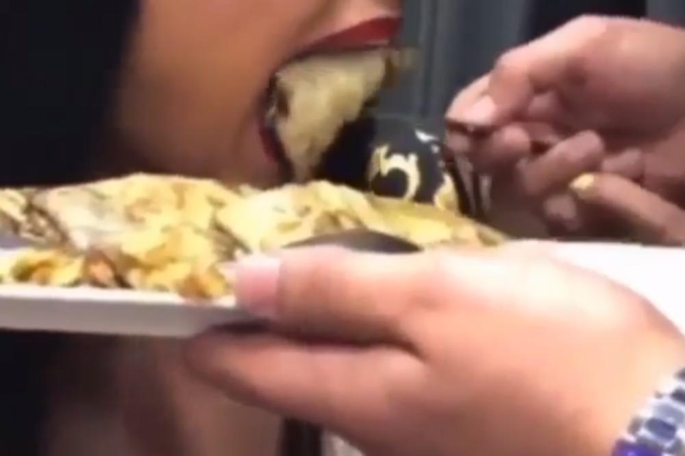 INDI U ZALOGAJU PROŽDRNULA PALAČINKU! E to je ŽENA sa velikim USTIMA, nećete verovati kako KRKA (VIDEO)