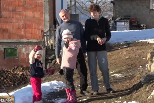 MILICA (7) I NJENA SESTRA MARICA (6) DO ŠKOLE PEŠAČE PO 4 SATA! Nemaština i bolest stisle su sa svih strana,TUGA!