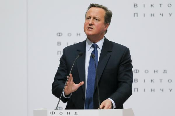 NE MOŽE DA SEDI "SKRŠTENIH RUKU": Bivši britanski premijer Kameron KRENUO KAMIONOM KA POLJSKOJ!