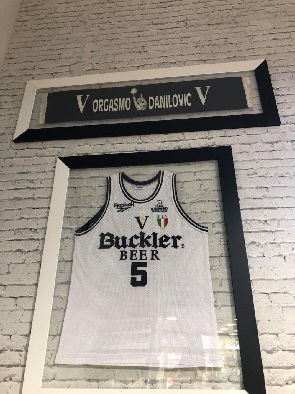 Uramljeni dres Saše Danilovića