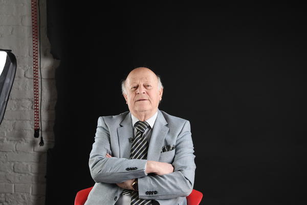 PRVA SLIKA ADVOKATA MIROSLAVA TODOROVIĆA POSLE NAPADA NA NJEGA: Krvava glava i ruka u ZAVOJU (FOTO)