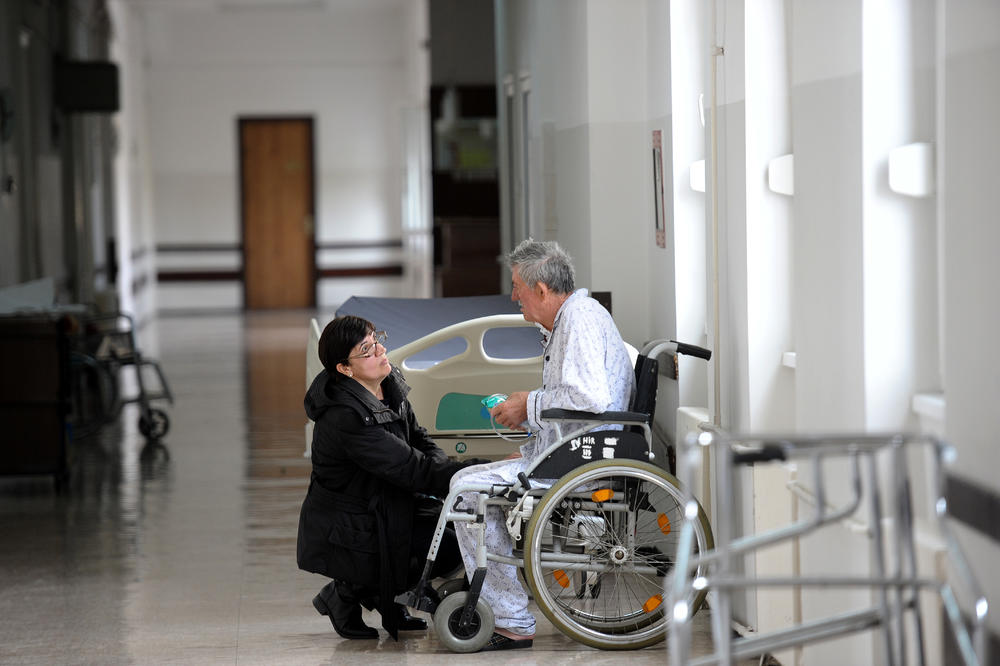 "KRV JE ŠIKLJALA": Jezive ISPOVESTI srpskih PACIJENATA koji su DOPALI u RUKE priučenog MEDICINSKOG OSOBLJA!