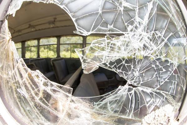 KAMENOVAN AUTOBUS SA SRBIMA NA KOSOVU, UNUTRA BILA I DECA: Stakla potpuno polomljena