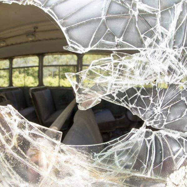 KAMENOVAN AUTOBUS SA SRBIMA NA KOSOVU, UNUTRA BILA I DECA: Stakla potpuno polomljena