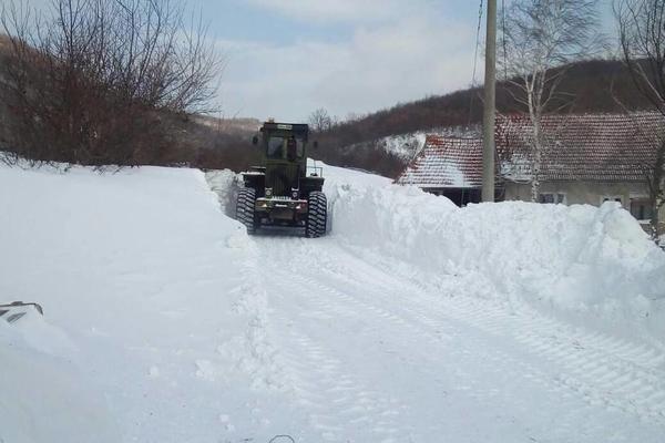 U OVOM SRPSKOM MESTU BULDOŽERI SE PROBIJAJU KROZ METAR I PO SNEGA! Oluja je tu napravila VANREDNO STANJE (FOTO)