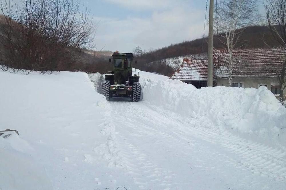 U OVOM SRPSKOM MESTU BULDOŽERI SE PROBIJAJU KROZ METAR I PO SNEGA! Oluja je tu napravila VANREDNO STANJE (FOTO)