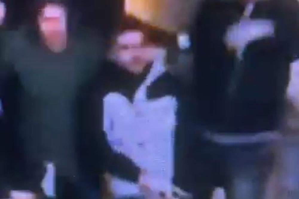 NAVIJAČ SKINUO GAĆE I IZVADIO 'BUDALU' DA PROSLAVI GOL: Ceo svet je zgrožen zbog snimka iz Engleske!