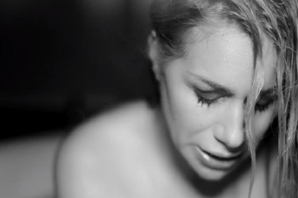 NAPADNUTA NAŠA POZNATA PEVAČICA? Kamere SNIMILE ČUDNO BIĆE u dvorištu njene kuće! ISPREPADANA MOLI ZA POMOĆ