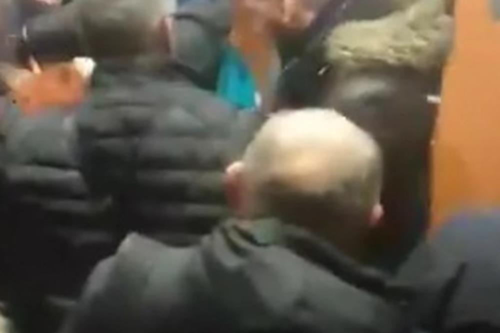 HAOS NA PROMOCIJI ŠEŠELJEVE KNJIGE! Opšti metež, obezbeđenje RADIKALA IZGURALO NATAŠU KANDIĆ! (VIDEO)