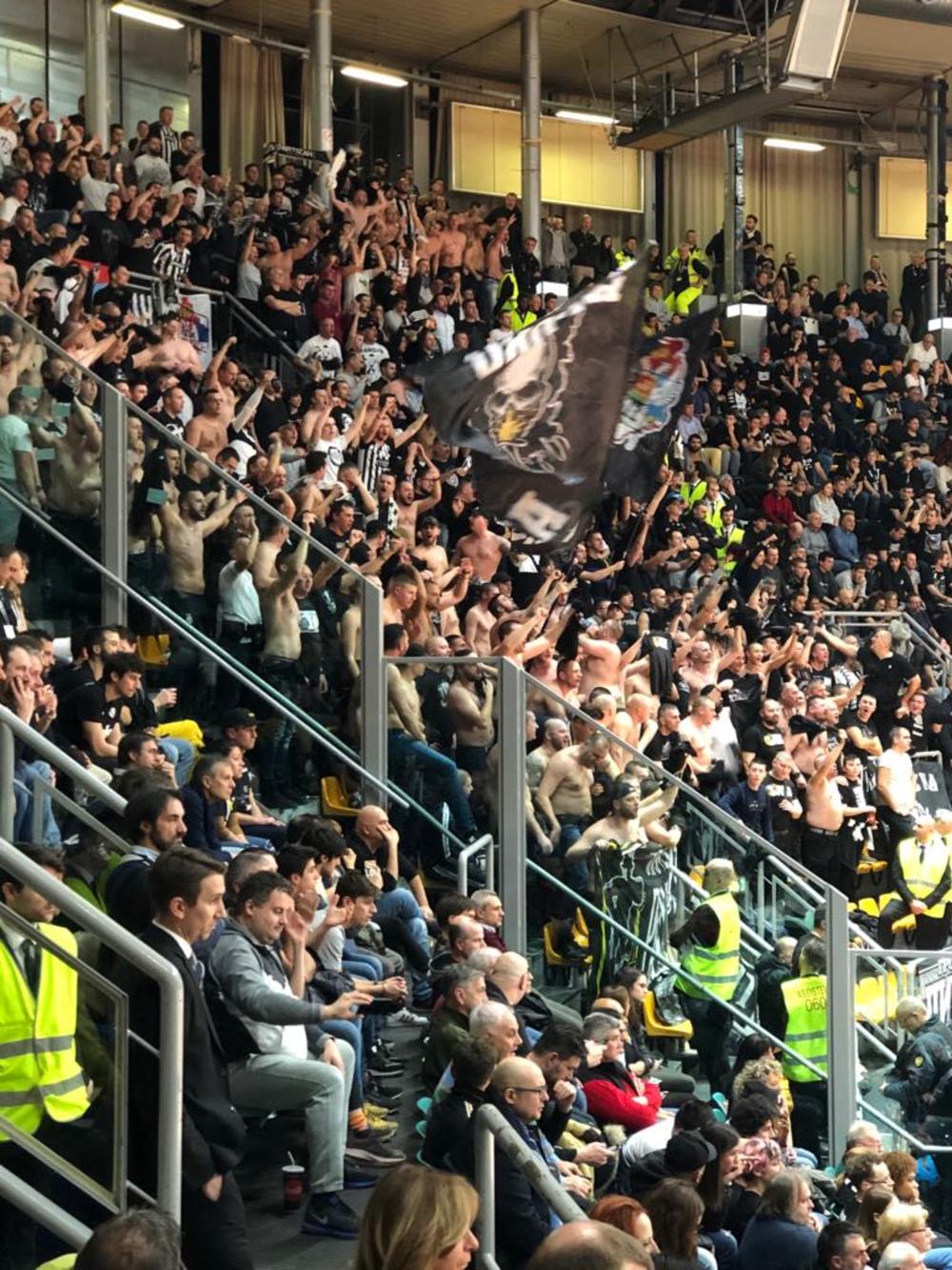 Grobari su poskidali majice 